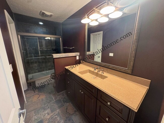 Building Photo - 4 Bed/2 Bath Home in Village Green