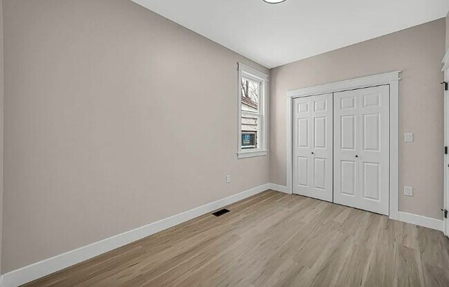 Building Photo - 724 Willow Ct