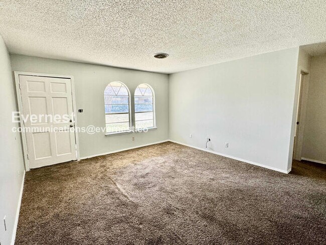 Building Photo - 2 Bed/1 Bath Townhome with Off-Street Parking / Pet-Friendly / Available Now!