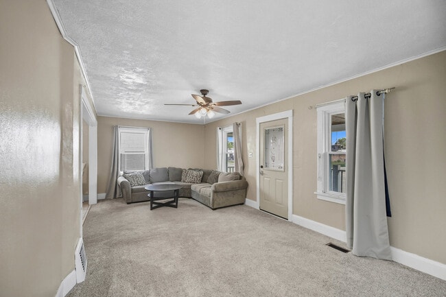 Building Photo - 408 River Ln