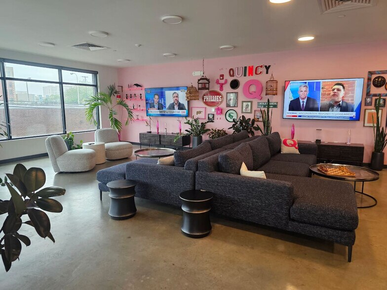 Building Photo - 501 N Perth St