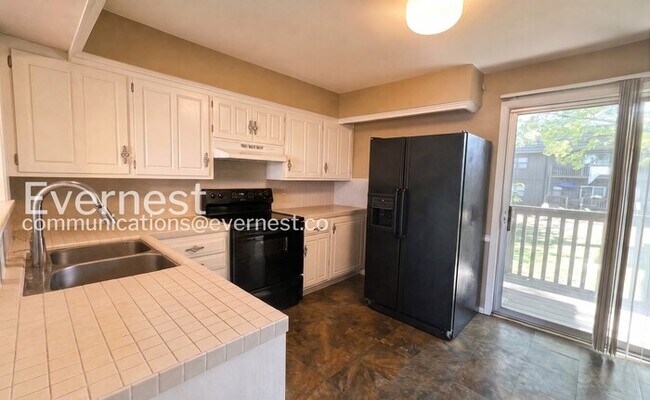 Building Photo - 452 W 104th St