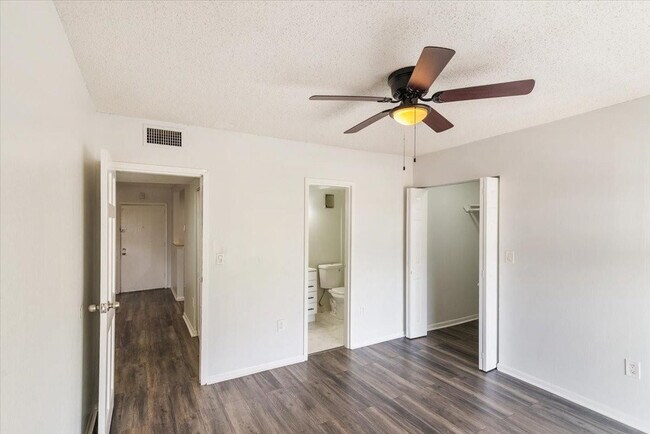 Building Photo - 5100 SW 41st St