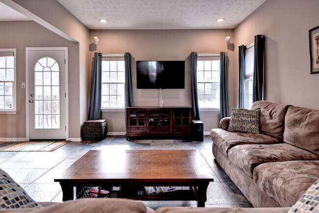 Building Photo - Spacious and Updated Yorktown Home