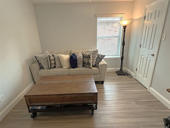 Building Photo - 8426 Hunters Village Dr