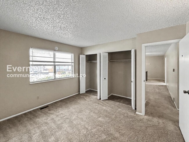 Building Photo - 3 Bed, 2 Bath Home with Fenced Yard & Garage / Available Now!