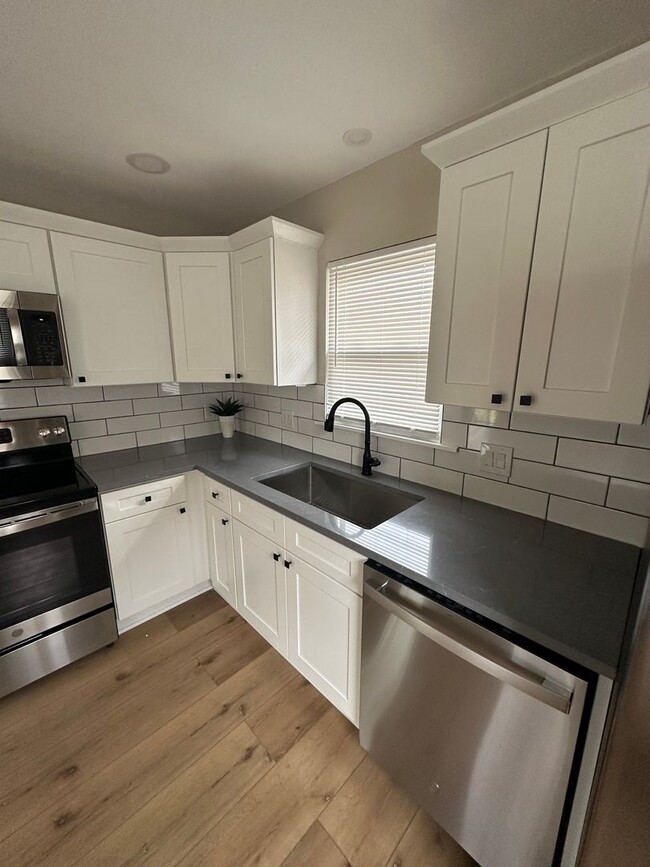 Building Photo - Gorgeous Fully-Remodeled 3BR/2BA home in N...