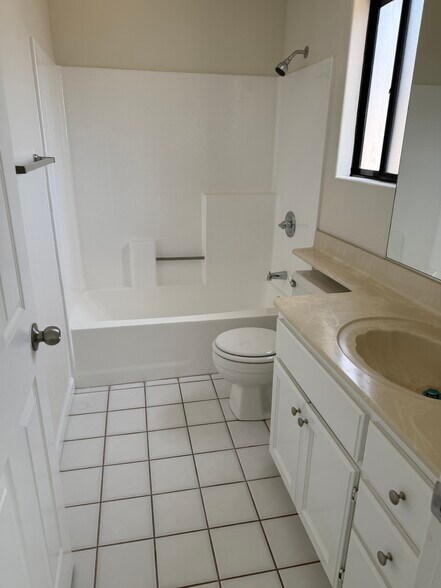 Full bath - 11710 Walcroft St