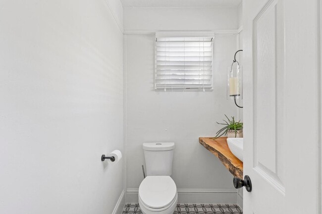 Building Photo - Spacious, historic 3-bdrm/1.5-bath home in...