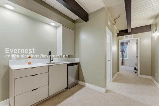 Building Photo - 4 Bed/3 Bath Townhome with Fenced Yard & Garage / Available Now!