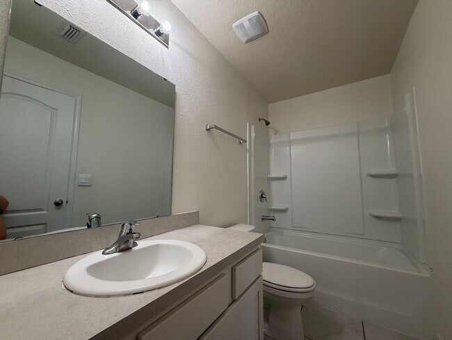 Building Photo - 3/2.5 Townhome in Bridgewater Community