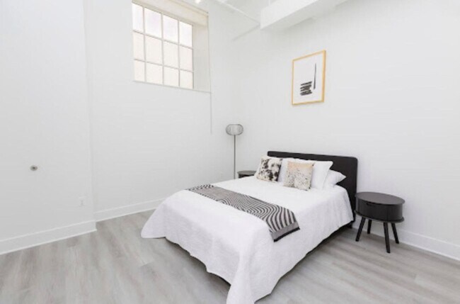 Building Photo - 300 Cathedral St