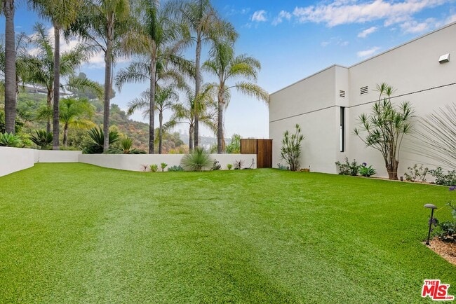 Building Photo - 9405 Sierra Mar Pl