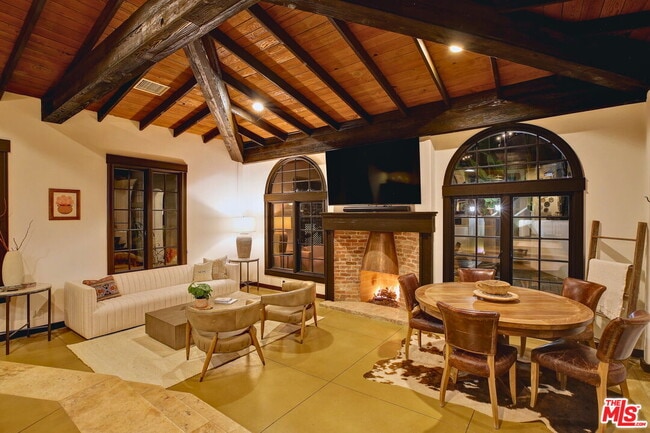 Building Photo - 2570 Nichols Canyon Rd