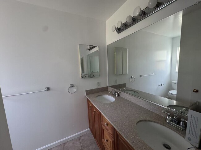 Building Photo - 1450 Meadow Ln