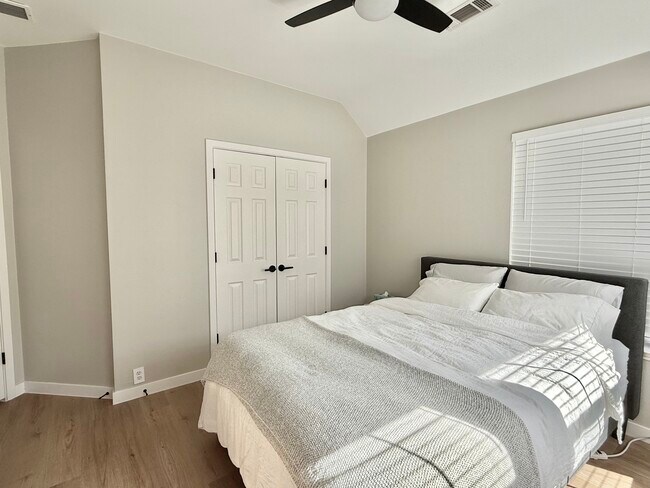 Building Photo - 2414 Thorntree Dr