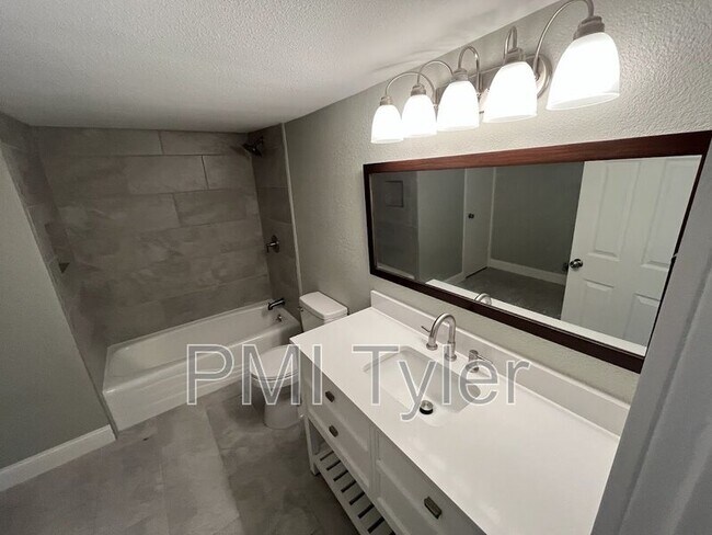 Building Photo - 223 Sunray St