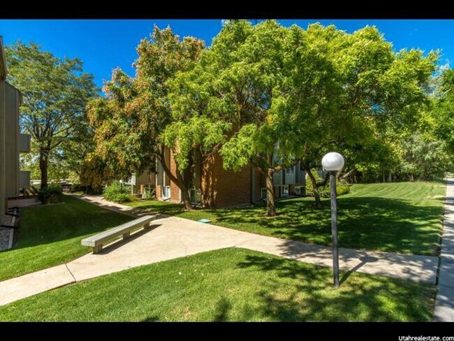 Building Photo - Foothill Condo