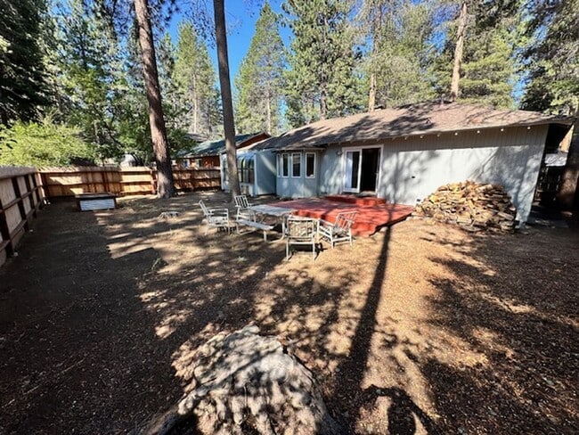 Building Photo - Single level home w/ 3Bd and 2 Ba! Availab...