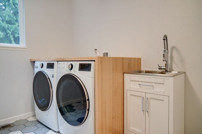 Building Photo - Kent Tri-level home