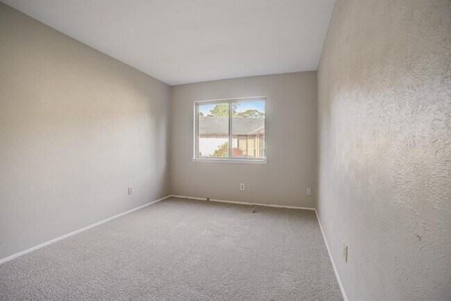 Building Photo - 2822 Canary Ln