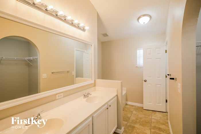Building Photo - 208 King Arthur Ct