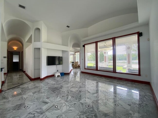 Building Photo - Spacious 3/2 with In-Law Suite