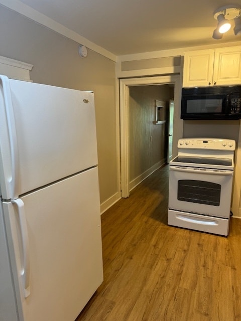 Building Photo - One bedroom duplex off 40th Ave with vinyl...