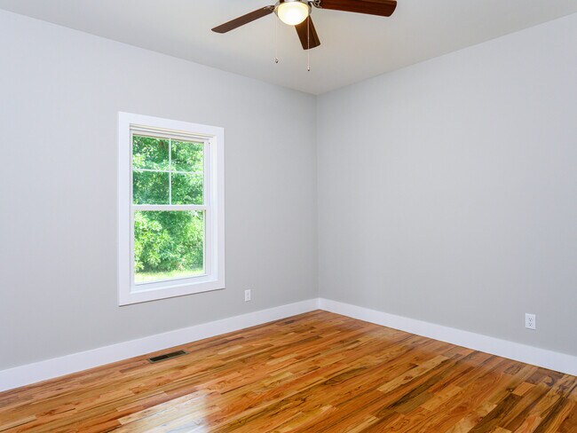 Building Photo - 27 W Chapel Rd