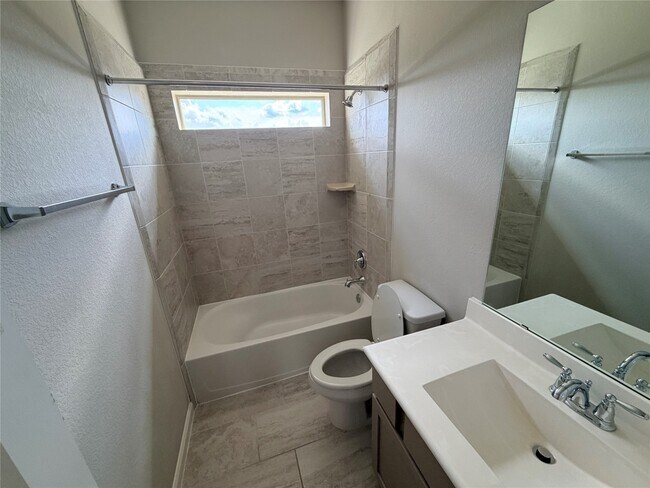 Building Photo - 2018 Royal Landing Dr