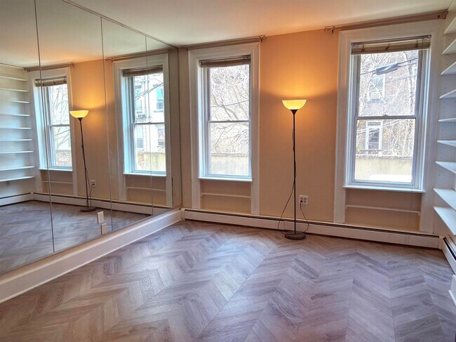 Building Photo - 622 Park Ave