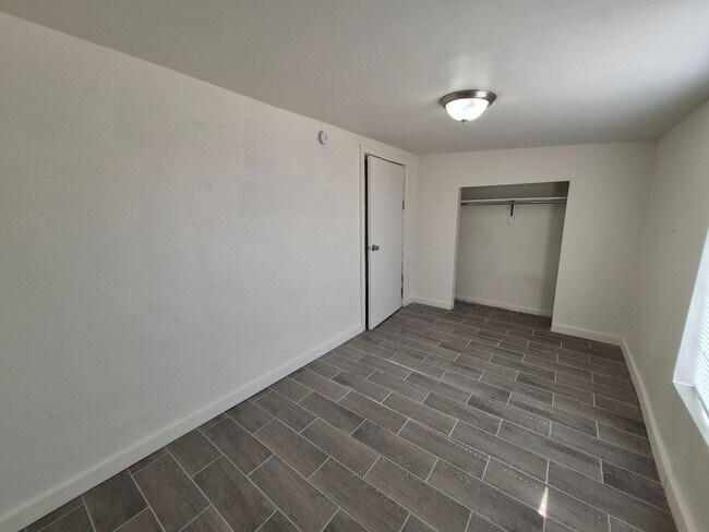 Building Photo - 383 S 7th Ave
