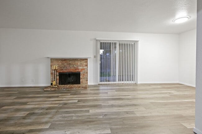 Building Photo - 3 Bedroom 2 Bathroom House For Rent!