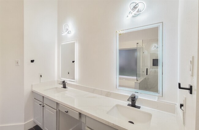 Building Photo - 17122 Canterbury Green Ct