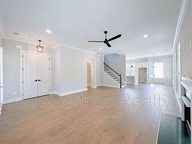 Building Photo - 1085 Adam Cir