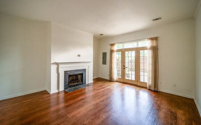 Building Photo - Sophisticated Townhome Steps from East Fal...