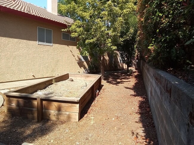 Building Photo - Gated: Single Story Heritage Oaks 3 Bedroom Plus Office/Den 3 Car Garage with lots of built in fo...