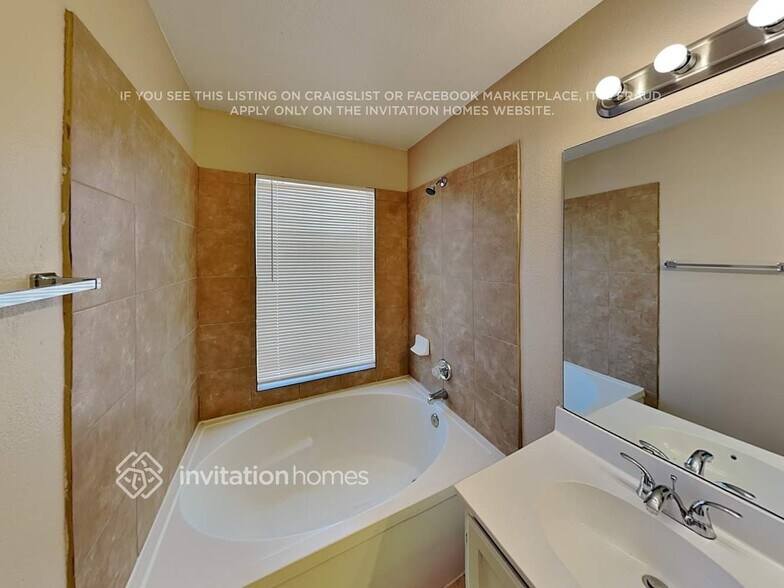 Building Photo - 8414 W Windrose Dr