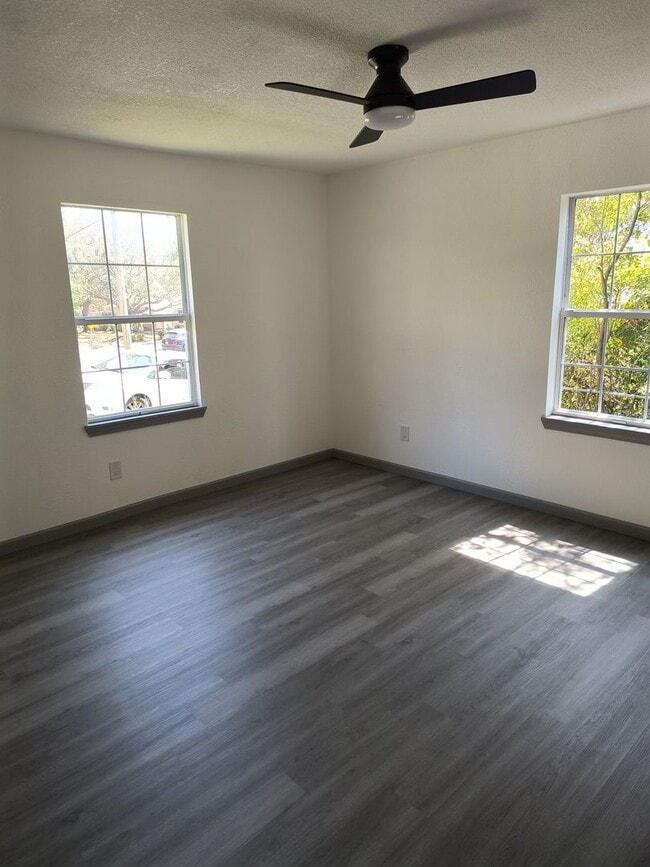 Building Photo - Newly Remodeled 2 Bedroom 1 1/2 Bath Home