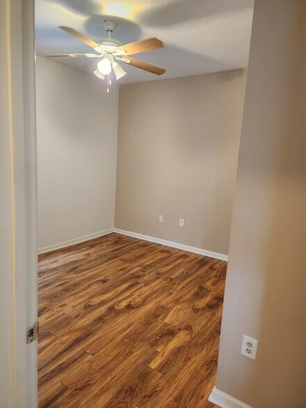 Building Photo - 8218 Green Parrot Rd