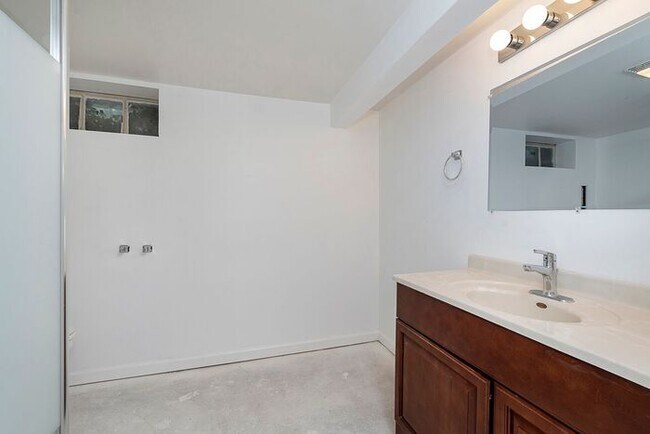 Building Photo - Great Broad Ripple Location With Fenced Backyard!