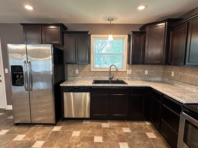 Building Photo - 4 Bed 2 Bath FOR RENT in Waynesville