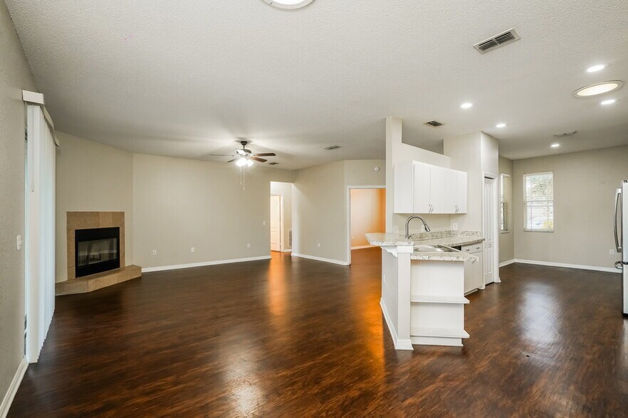 Building Photo - 6033 Live Oak Dr