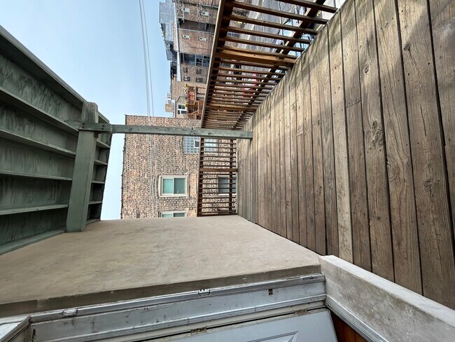 Building Photo - 751 W Buckingham Pl
