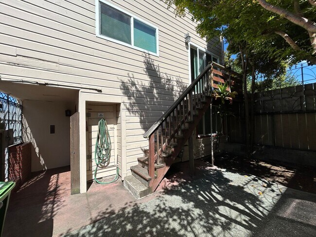 Building Photo - 826 Anza St