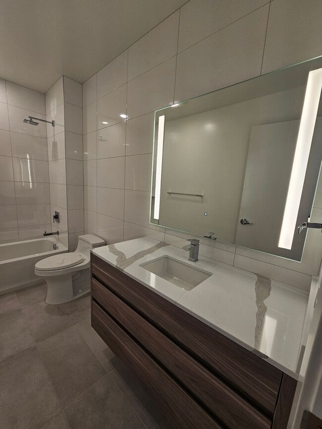 Building Photo - Luxurious High Rise Living in Convenient Downtown Bellevue
