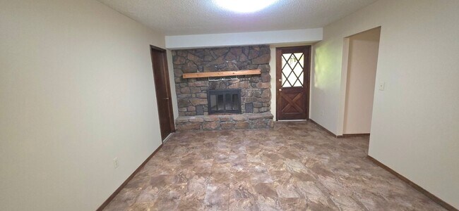 Building Photo - 3 Bedrooms, 2 baths, 2 Living Areas!  $1,295!