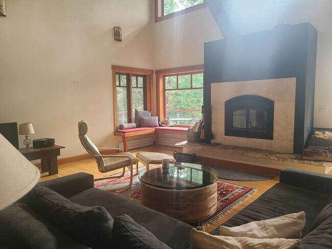 Building Photo - Lovely Rental Home on Cady Mountain