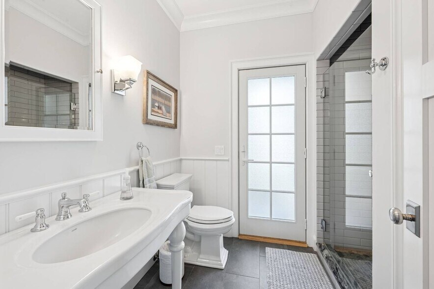 Building Photo - 32 W Neck Cir