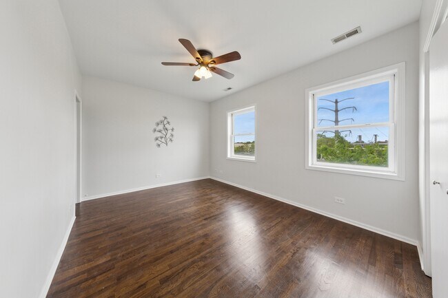 Building Photo - 519 S Maplewood Ave